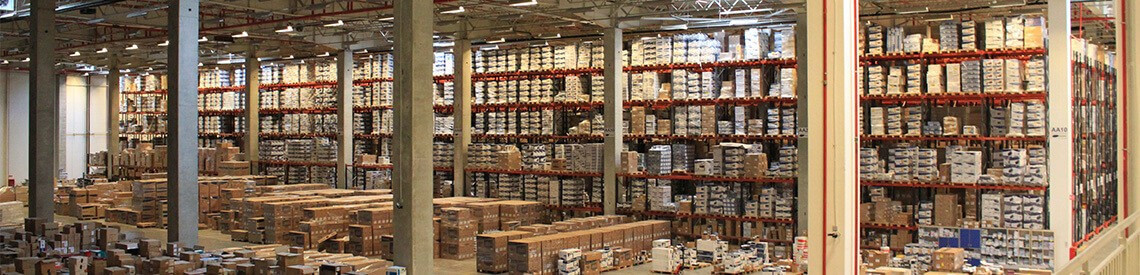 Pakhuis warehouse opslag goederen rekken