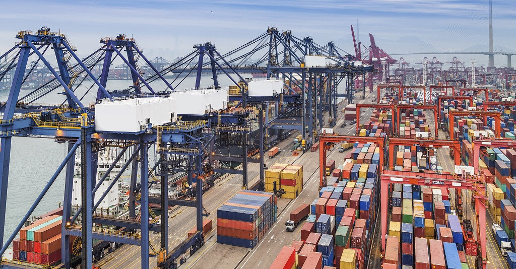 Vrachtschip containers haven kraangatje